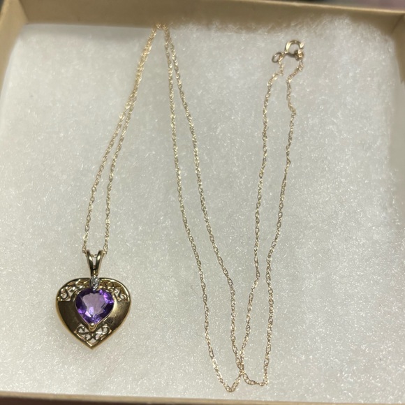 10k gold heart shaped pendant with amethyst stone and small diamond - Picture 2 of 8